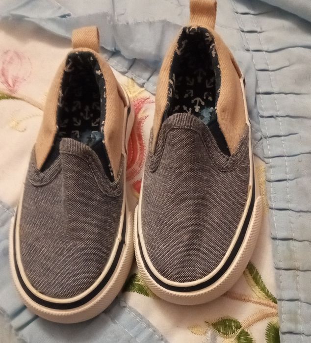 Продам детскую обувь на 1.5 - 2 годика