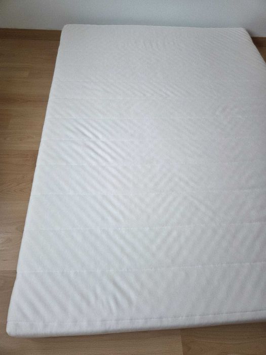 Colchao ÅFJÄLL ikea e estrado com pes 140X190cm