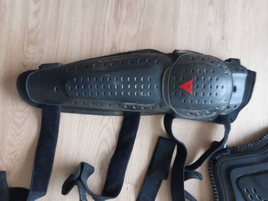 Proteções Dainese costas, joelhos e peito.