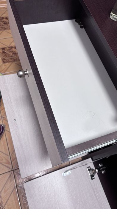 Шафа в прихожу з дзеркалом