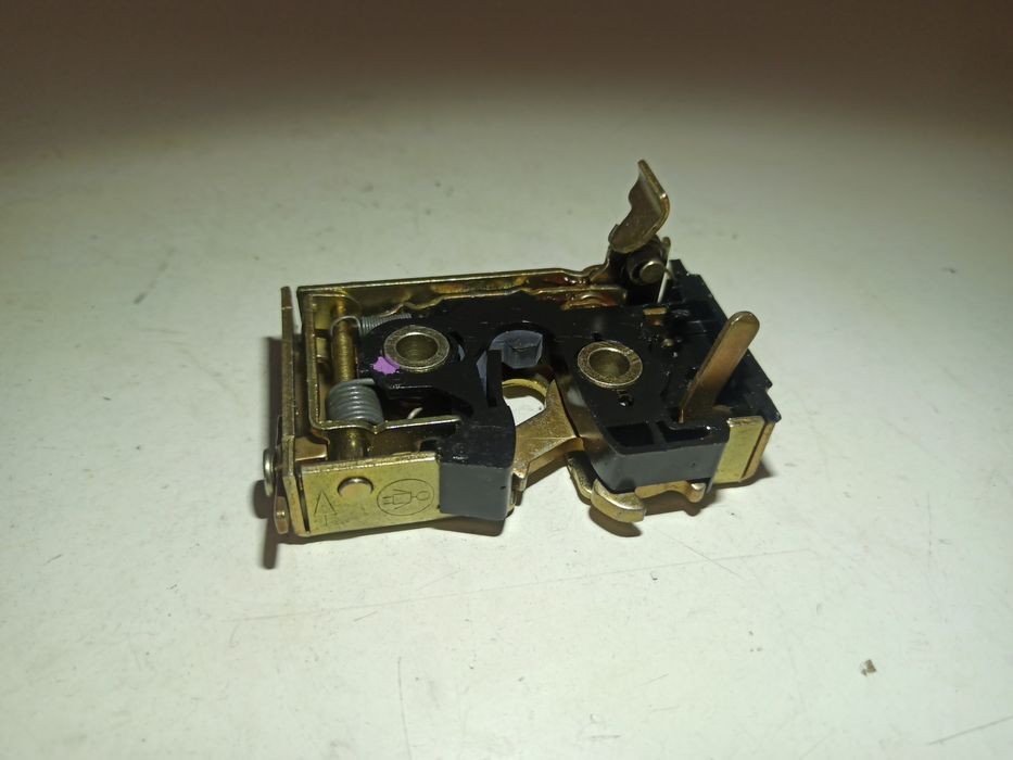 Fecho da Porta Trás Direito - VOLKSWAGEN Passat (32) | 73 - 81