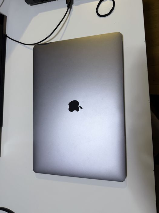 Book Pro 16” 2019 / Intel Core i7 / 16 GB RAM / 512 GB SSD