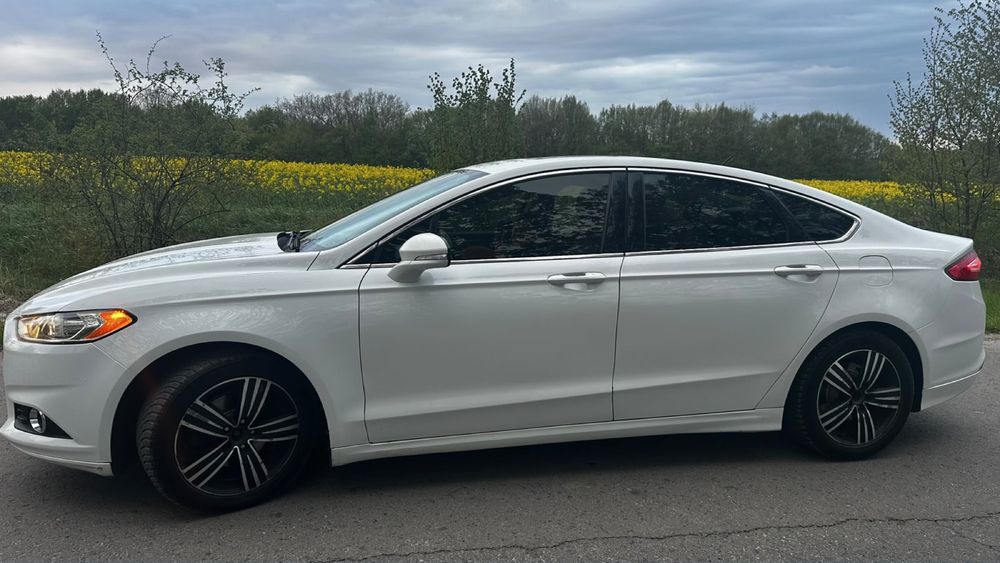 Автомобіль Ford Fusion 2013