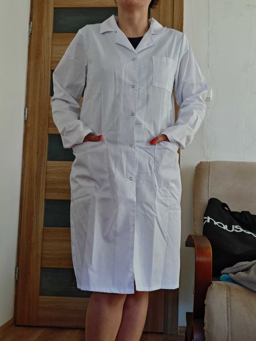 Klasyczny biały fartuch medyczny lub laboratoryjny 38