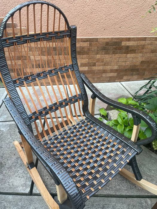 Крісло гойдалка плетене з лози, оплетене штучним ротангом
