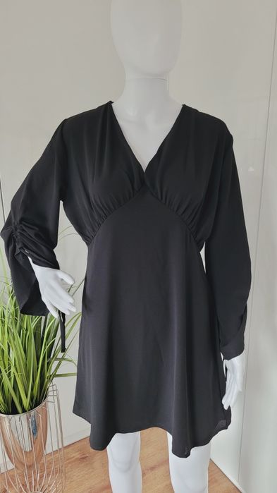 Sukienka damska odcinana pod biustem czarna dekolt V M