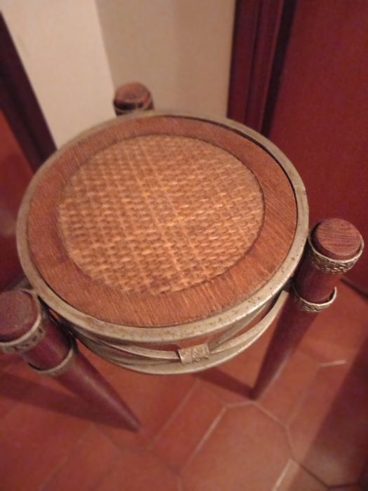 Mesinha ou coluna em madeira