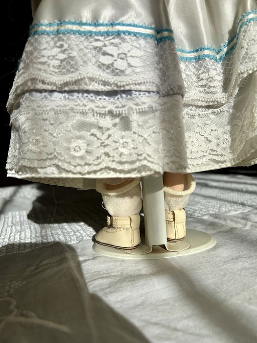 Boneca de porcelana com apoio