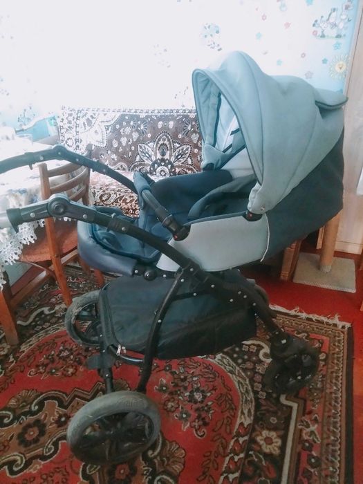 Продається дуже зручна дитяча коляска