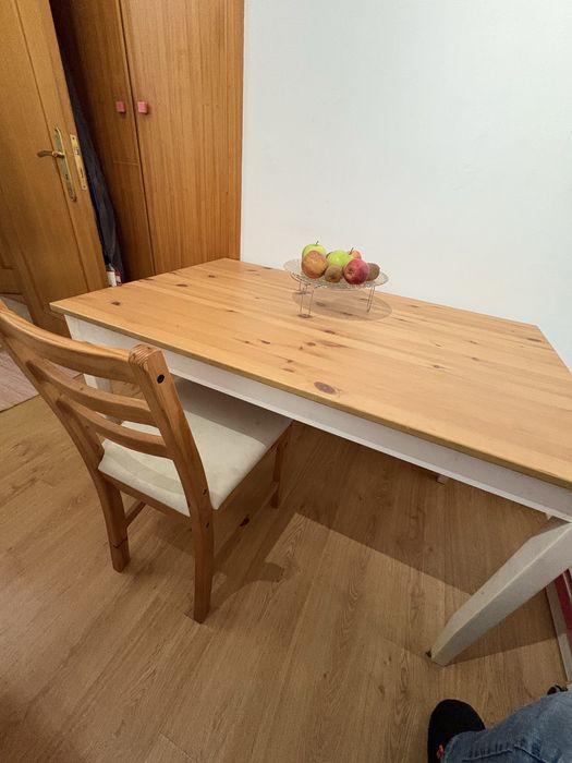 Mesa de madeira mais 5 cadeiras de madeira