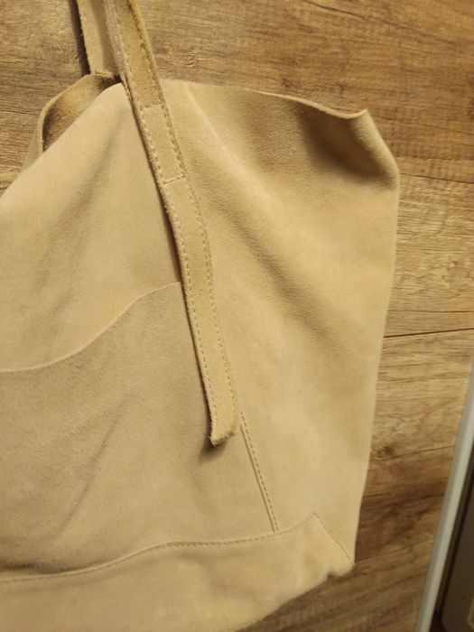 Mala em pele com bolsa e fecho interior