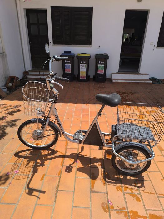 Triciclo Elétrico Orbit – Autonomia até 30 km – Cesto Duplo – Excelente Estado