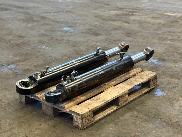 SIŁOWNIK hydrauliczny do wiertnicy L-1490 używany komplet 2 szt