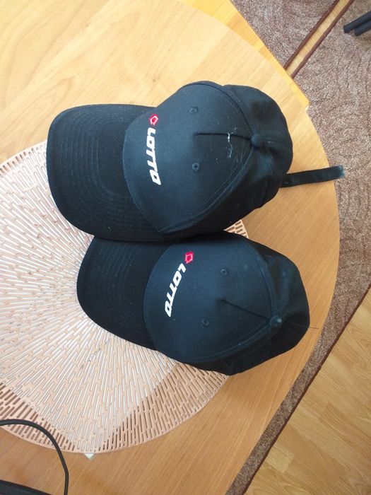 Czapki z daszkiem nowe
