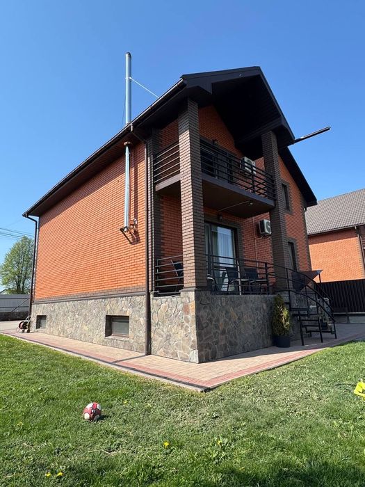 Продаж двоповерхового будинка з ремонтом та меблями