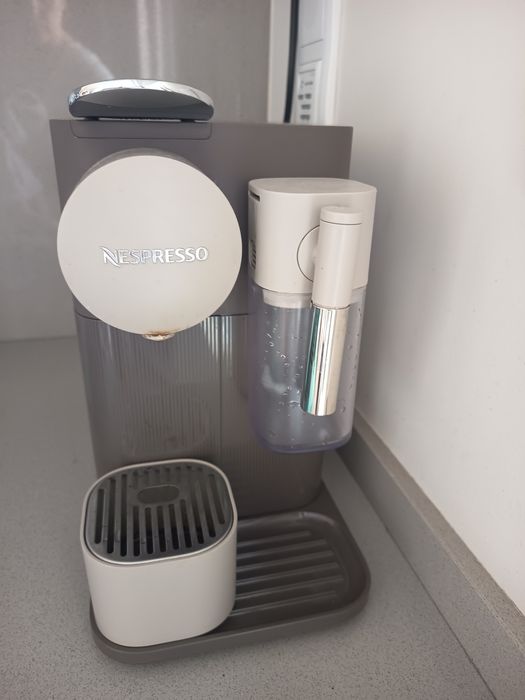 Máquina café Nespresso latissima one