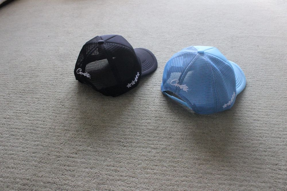 Bonés azul e preto Corteiz