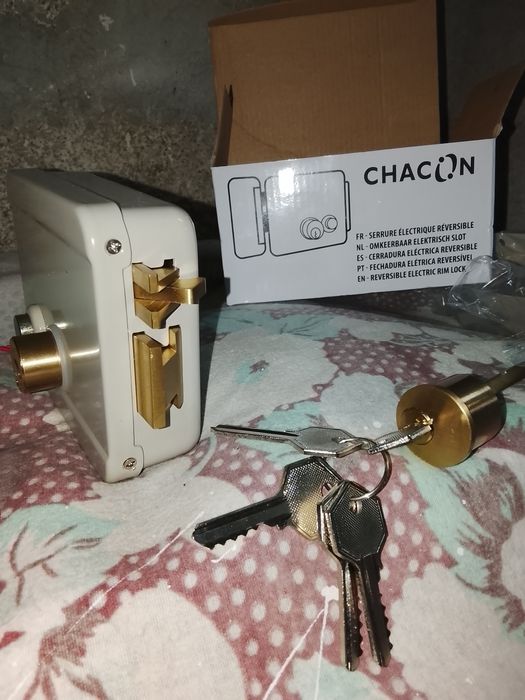 Fechadura Elétrica para portas exteriores.