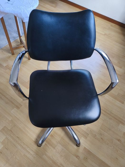 Cadeira com lavatório de brinde