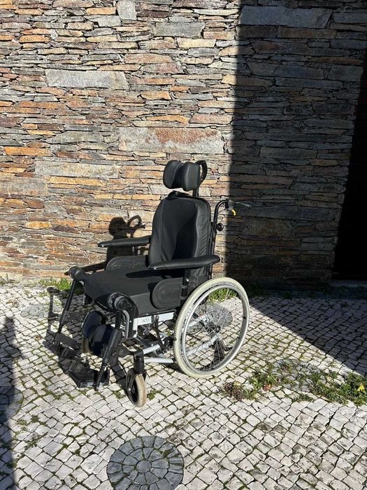 Cadeira de rodas manual de posicionamento Invacare Rea Clematis PRO