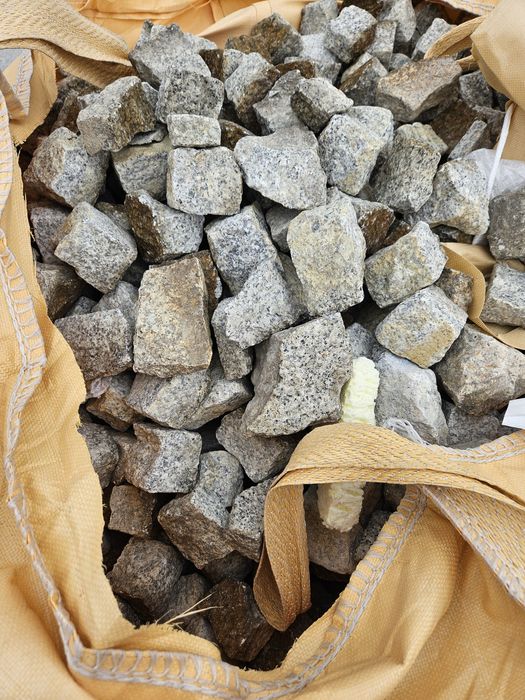 Kostka granitowa, gabiony, kamień nieregularny.