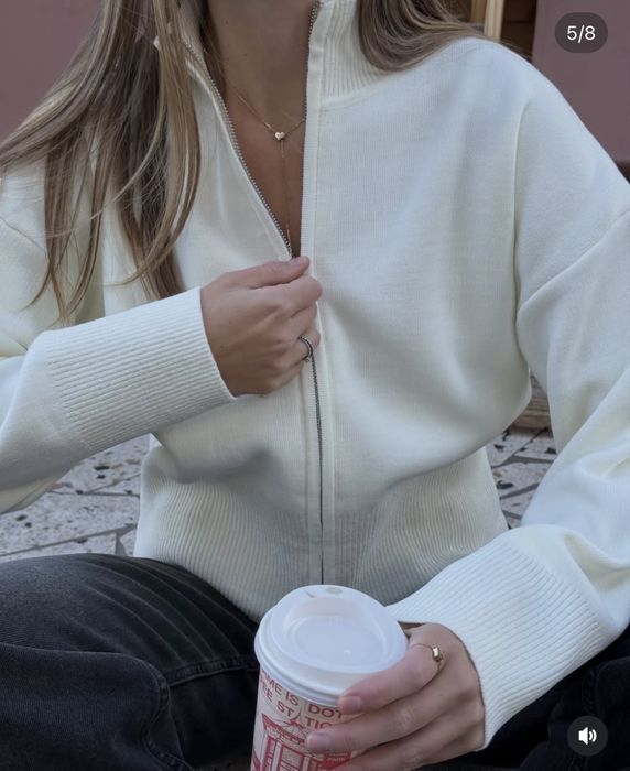 Джемпер (молочного кольору)