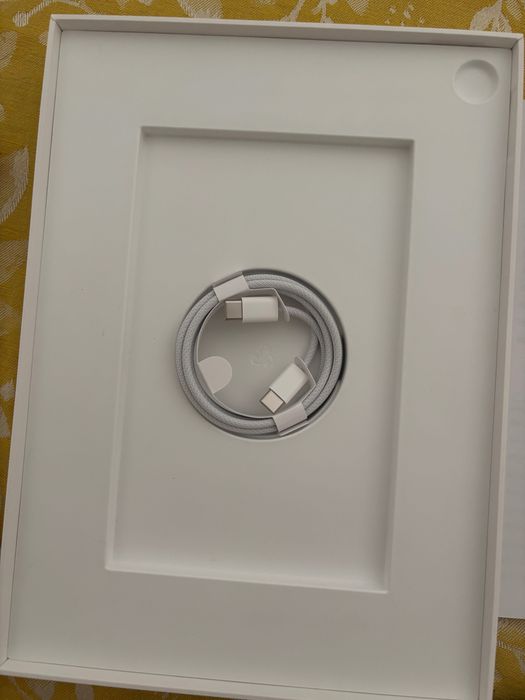 Apple IPad Air 11’ - 128 GB - com teclado, como novo (garantia +1 ano)