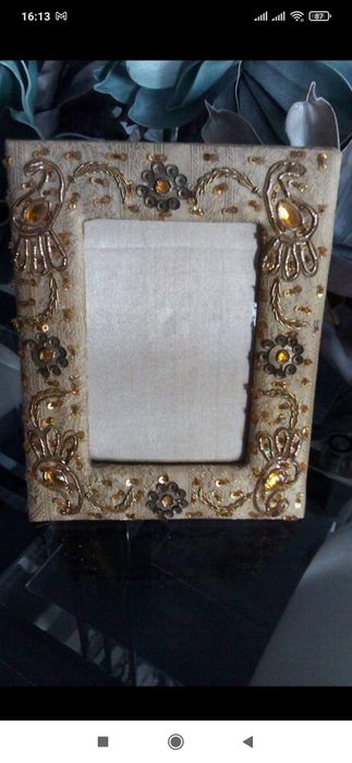 2 molduras dourado e cetim amarelo com bijuterias