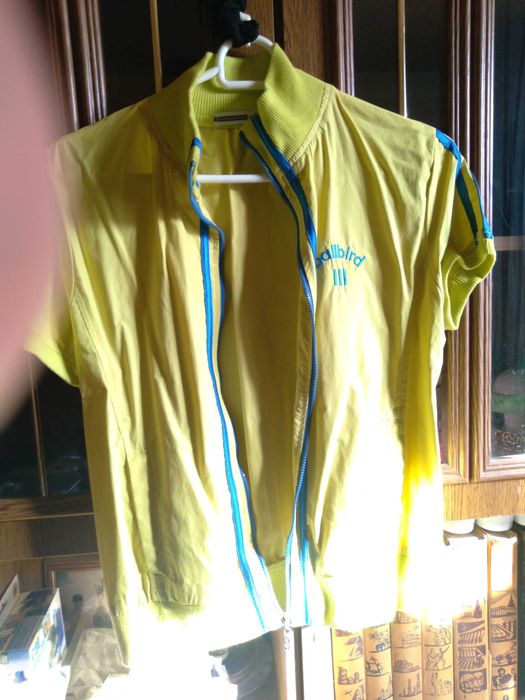 жовто-синя футболка на застібці спортивна