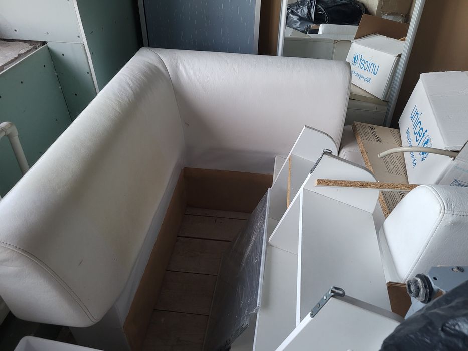 Диван кутовий білий з міцної штучної шкіри