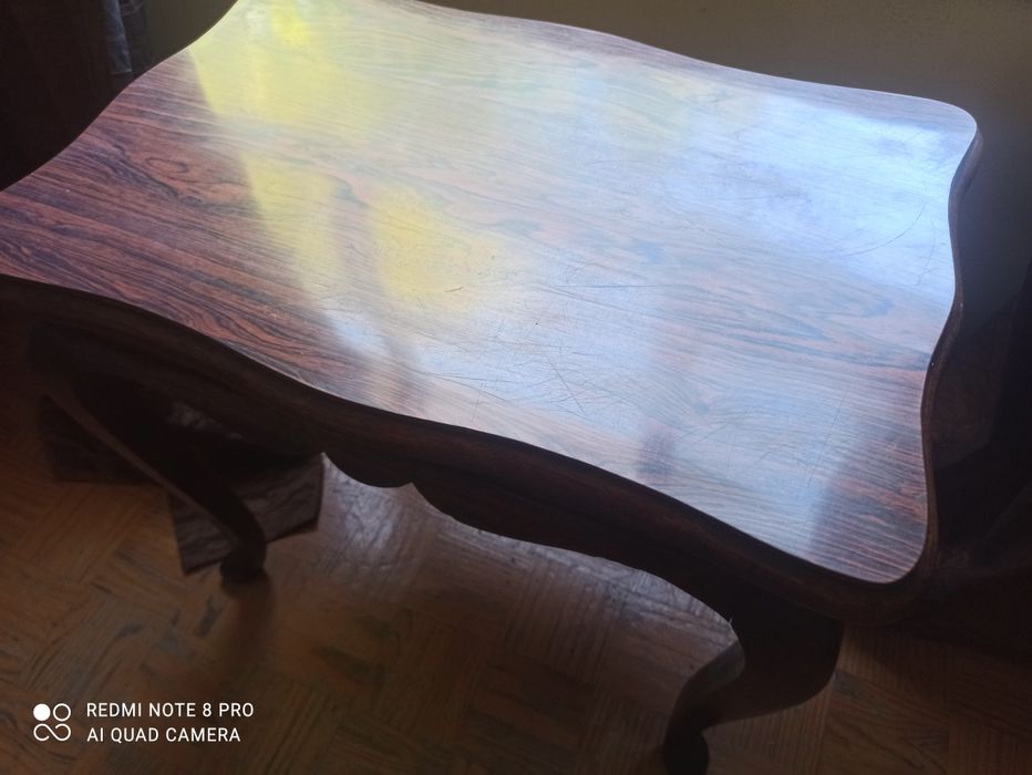 Mesa de madeira pequena