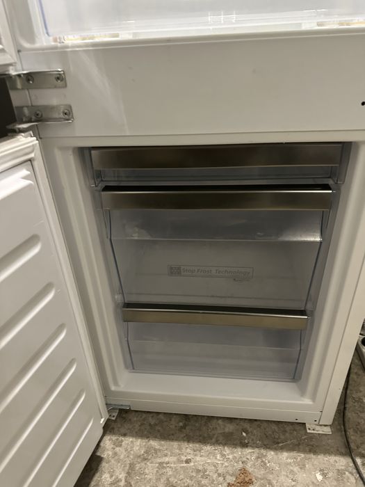 Холодильник вбудований/встроеннный