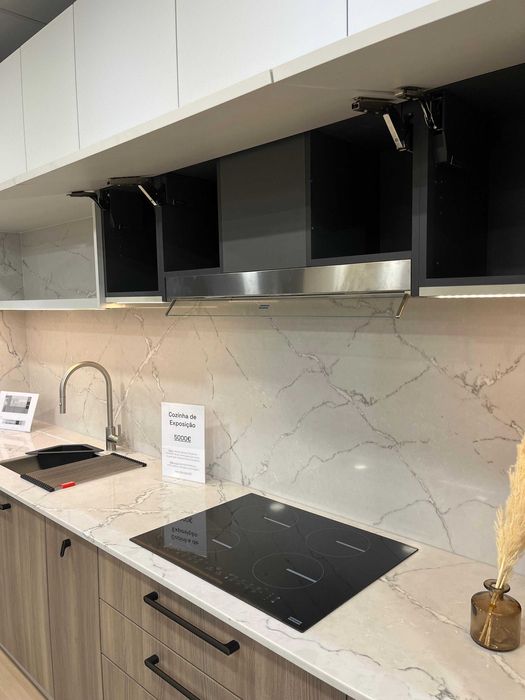 Cozinha de exposição com tampos Silestone
