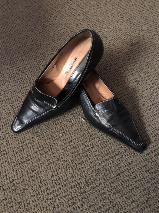 Vários modelos de sapatos em pele e sapatilhas
