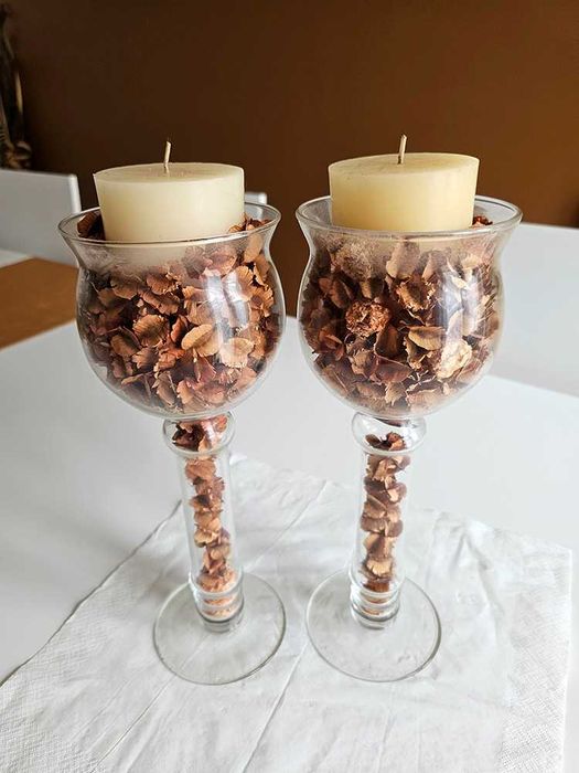 Dois suportes com pés e velas