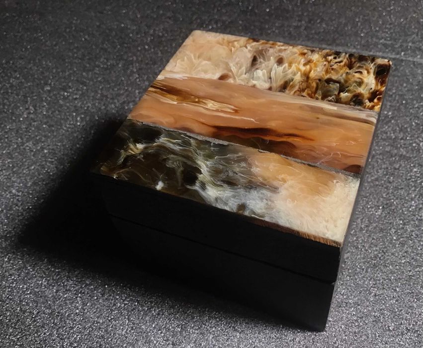 Pequenas caixas de madeira com original tampa decorativa em osso