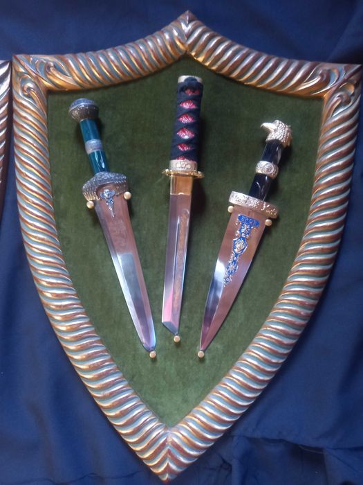 6 adagas decorativas com expositores