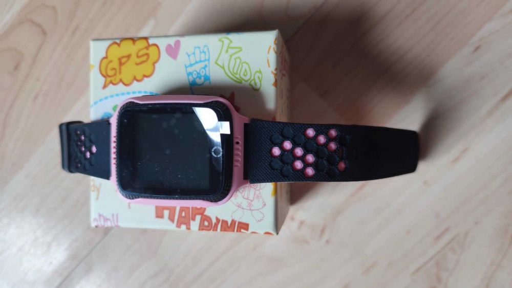 Nowy zegarek smartwatch z GPS dla dziewczynki – różowo-czarny