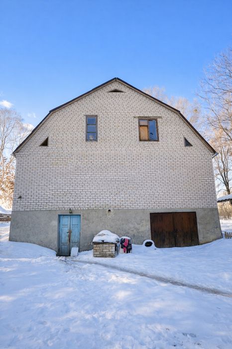 Добротний теплий будинок для життя біля лісу та річки