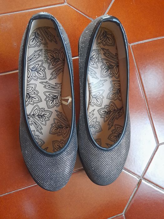Sapatos prateados e pretos