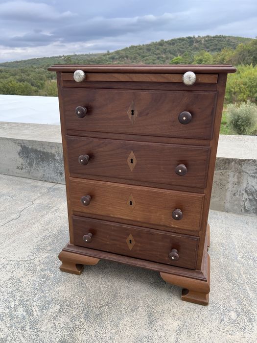 Conjunto mesas de cabeceira estilo “D. Maria”