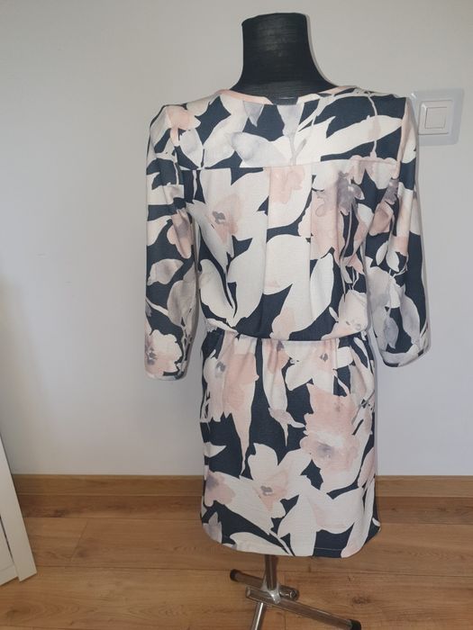 Sukienka elegancka w kwiaty magnolie M