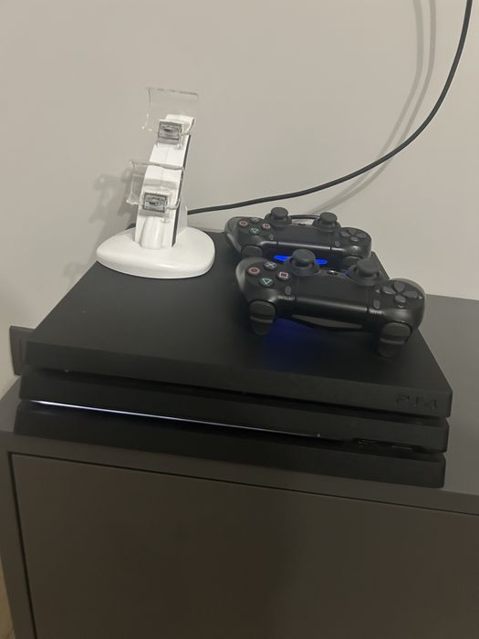 Ps 4 PRO + 2 джойстика + зарядна станція+ три диска + куплені ігри