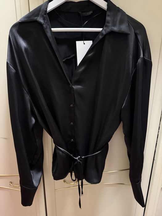 Blusa preta acetinada zara