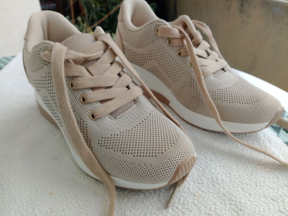 Sapatilhas cor bege muito bom estado  tamanho 36