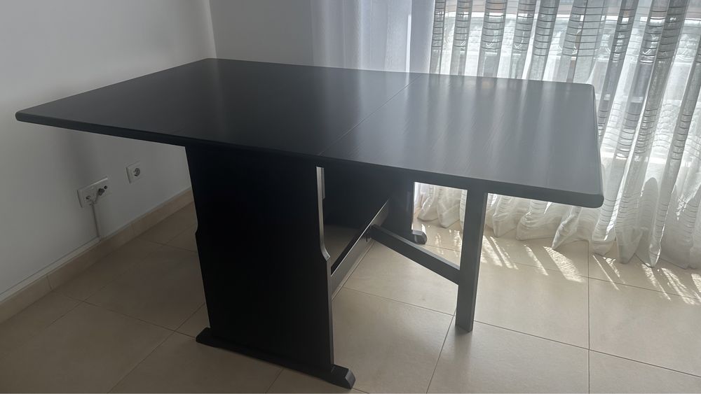 Mesa de jantar holandesa em madeira maciça