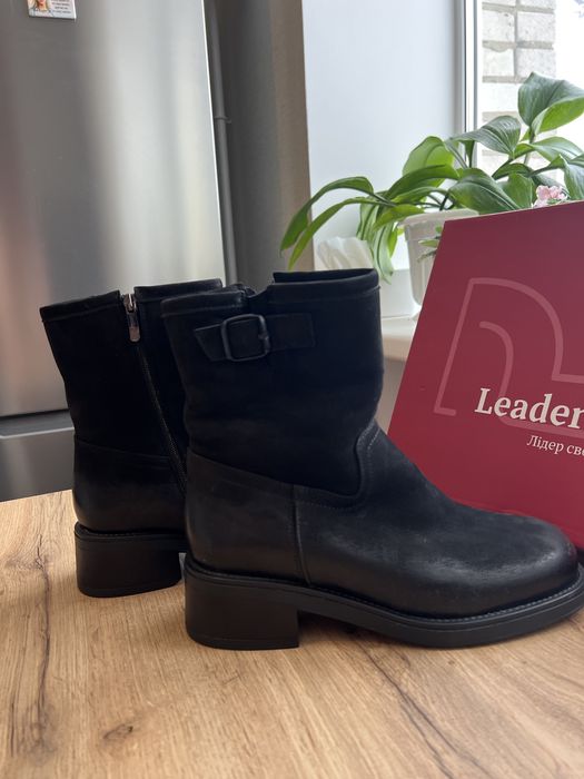 Продаж жіночих напівчоботів.