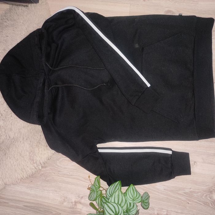 Czarna bluza typu kangur
