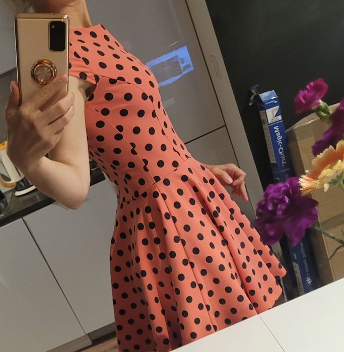 Różowa krótka sukienka w kropki