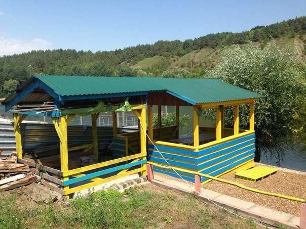 Будиночок біля річки подобово